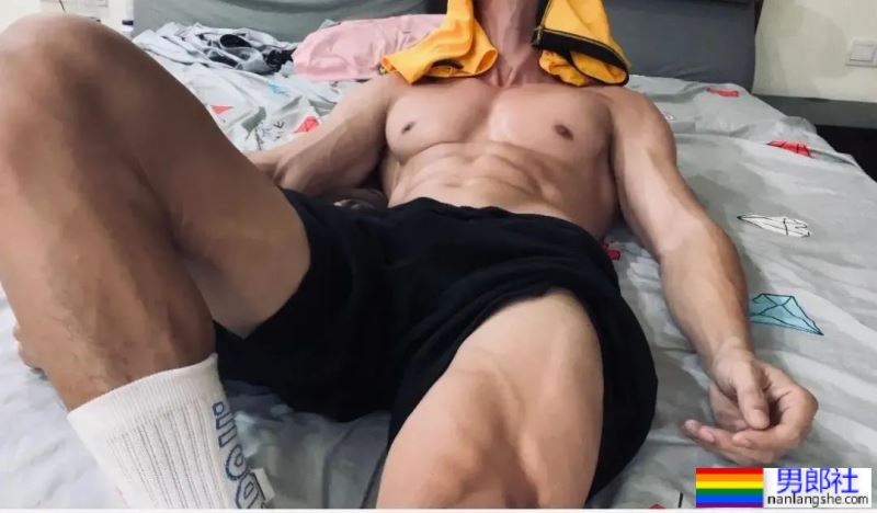 肌肉外卖员在家里玩自拍？这画面扛不住了！ - 51虹马