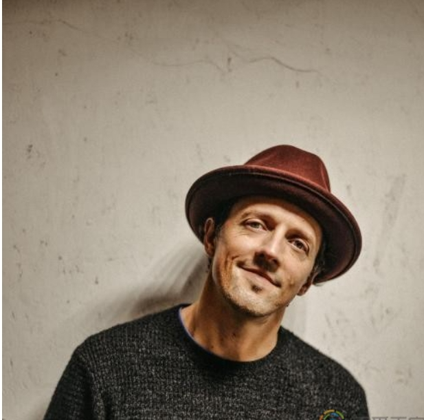 歌手杰森·玛耶兹聊出柜 重生再推新专辑 - 51虹马