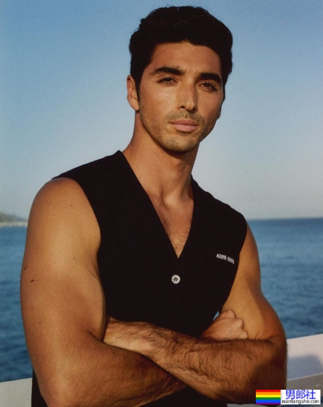 《王室绯闻守则》美国总统儿子「露毛茸茸屁股」掀热议！导演曝背后故事被赞爆 - 51虹马