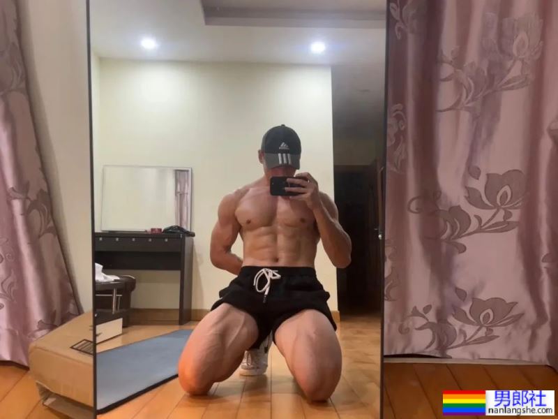 肌肉外卖员在家里玩自拍？这画面扛不住了！ - 51虹马