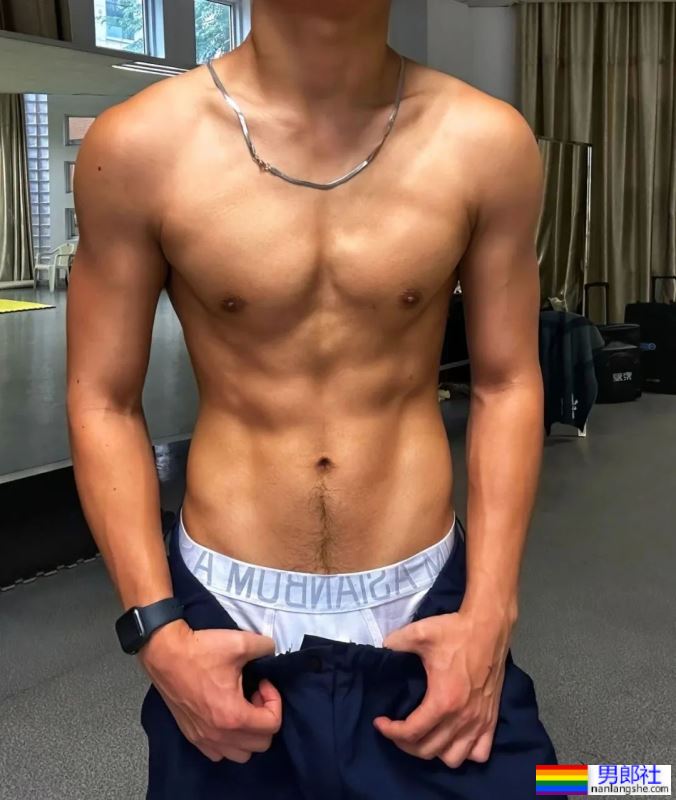 打台球露内裤秀腹肌的20岁男大学生 - 51虹马