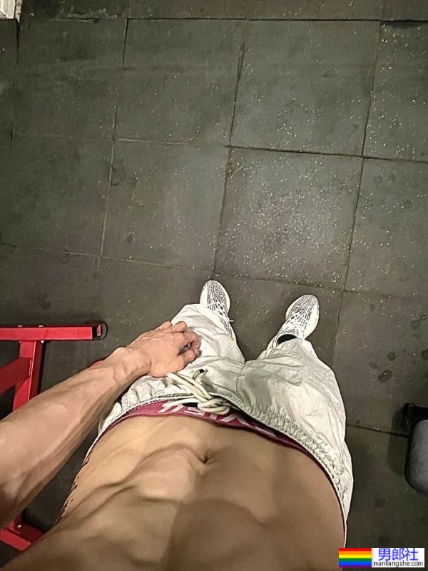 江苏腹肌男大学生，宿舍筋肉身材照太顶了 - 51虹马