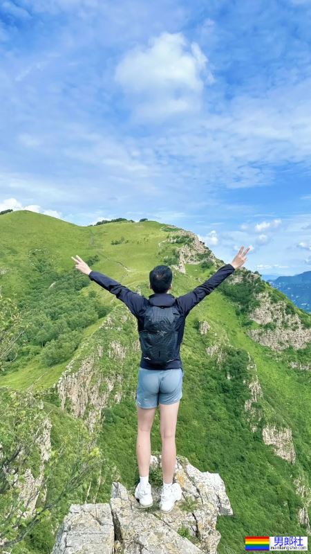 靠翘臀俘获上万网友！北京30岁小哥的裤子太紧了！ - 51虹马