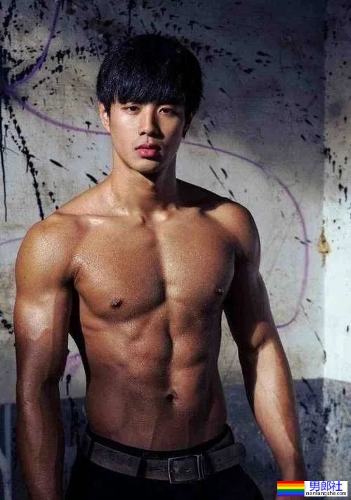 台大校草最新肌肉写真,网友:能好好穿裤子吗? - 51虹马 台大校草最新肌肉写真,网友:能好好穿裤子吗? - 51虹马