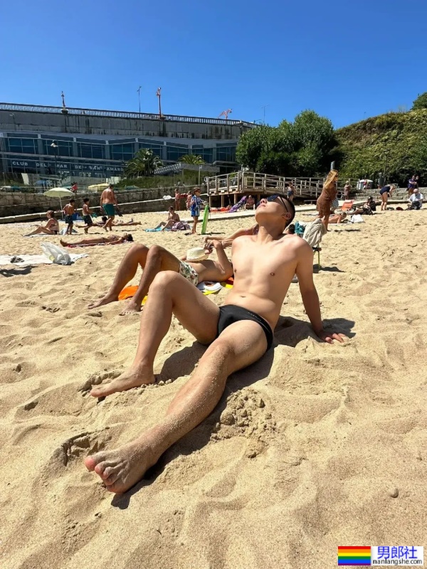 户外壮实黑皮帅哥 - 51虹马