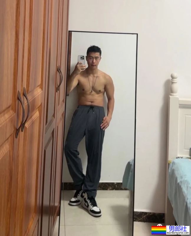 23岁山东爷们退伍小哥，穿黑袜湿身自拍 - 51虹马