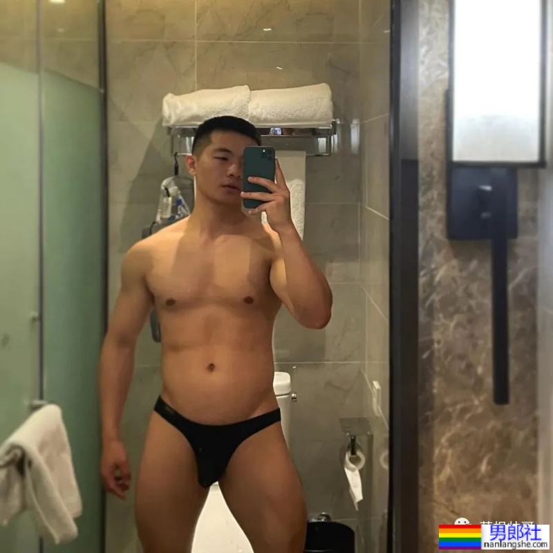 上海17+的肌肉男更衣室自拍，这实力绝了 - 51虹马