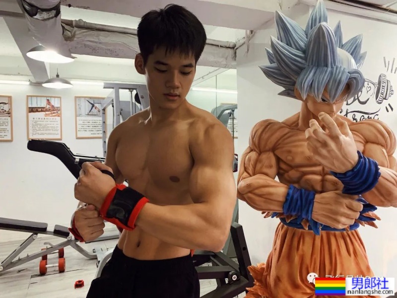 厦门不穿衣服的“肌肉司机”，22岁183CM私教腹肌有多硬？ - 51虹马