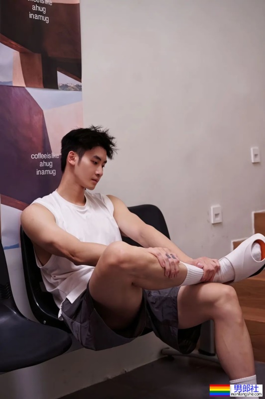 游泳冠军退役当教练，穿紧身泳裤，教你游泳可以吗？ - 51虹马