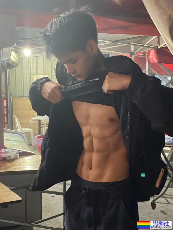 厦门不穿衣服的“肌肉司机”，22岁183CM私教腹肌有多硬？ - 51虹马