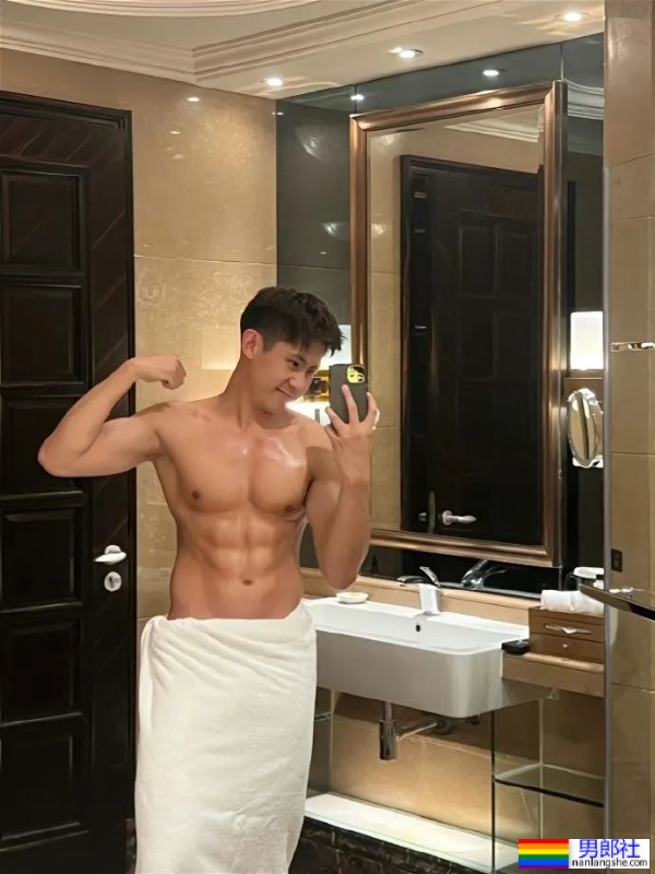 黑龙江的健身教练穿上灰裤子，东北爷们就是这么牛！ - 51虹马