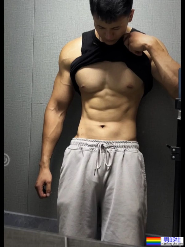 穿灰裤子的成都健身私教，看完想报他的课 - 51虹马