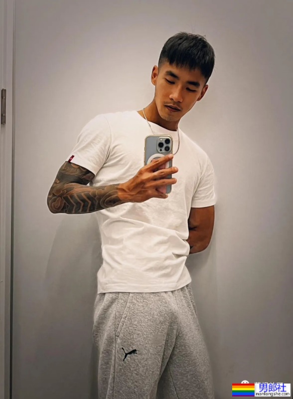 花臂机车小哥穿上灰裤子，太好看了 - 51虹马