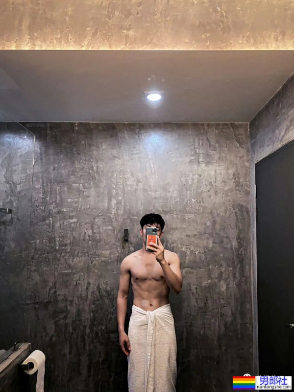 只围着浴巾的精壮男人玩自拍！ - 51虹马