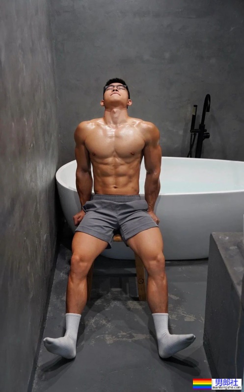 来自重庆的翘臀筋肉男，拍写真也太敢了吧！ - 51虹马