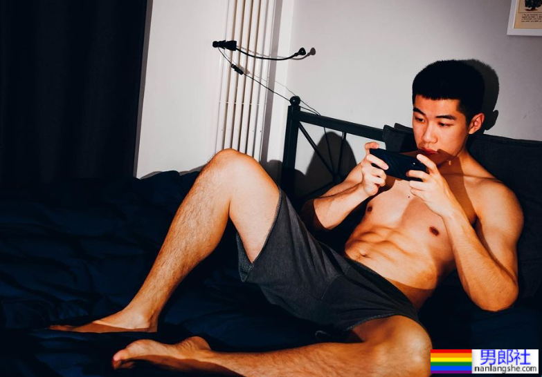 寸头黑皮腹肌体育生小哥，这身板长腿是真的硬！ - 51虹马