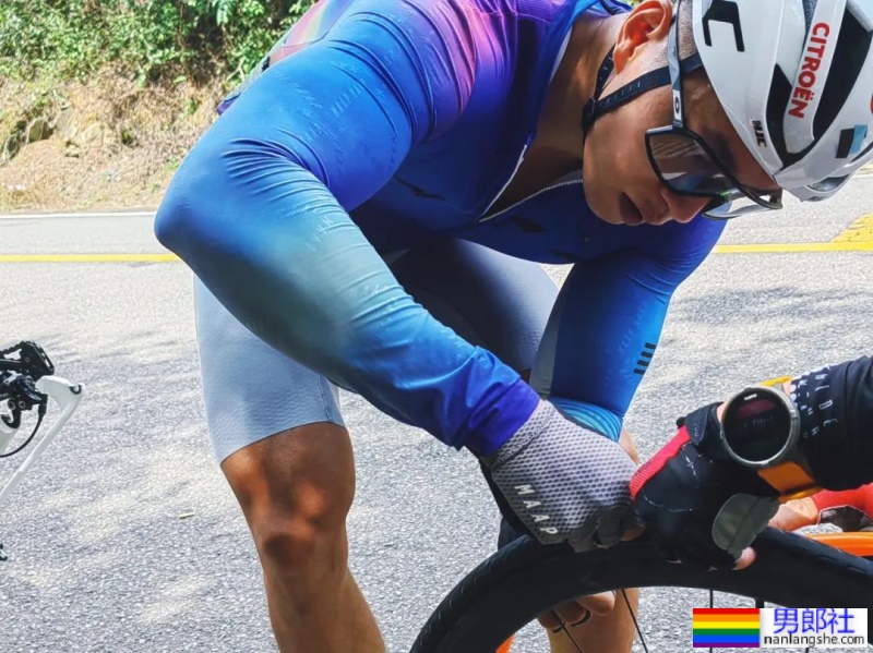 太大了！浙江黑皮肌肉小哥，紧身骑行服都撑爆了！ - 51虹马