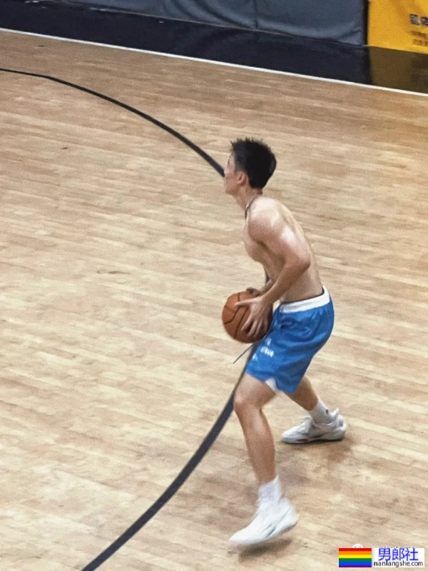 22岁天津191CM篮球体育生,脱衣打球,这背太美了 - 51虹马 22岁天津191CM篮球体育生,脱衣打球,这背太美了 - 51虹马