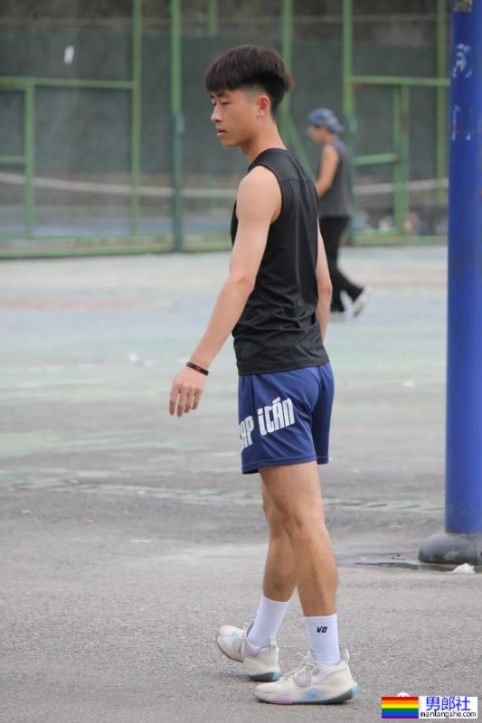 篮球场抓拍小翘臀男高，真棒！ - 51虹马