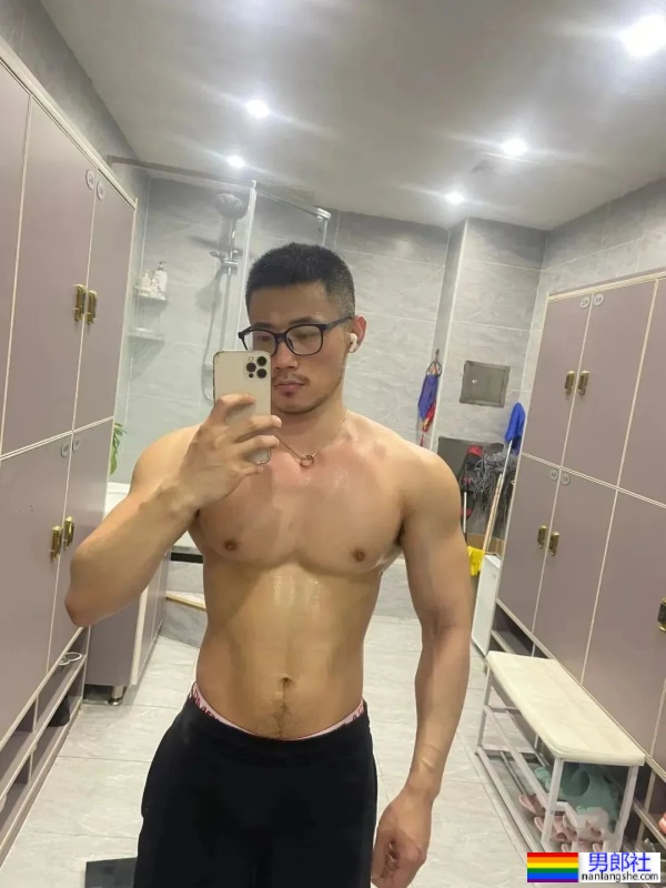 武汉彪学长更衣室最新自拍硬照，现在变这样了！ - 51虹马