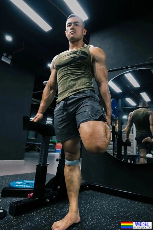 山东体院的壮男体育生，又高又大这谁抵抗得了啊？ - 51虹马