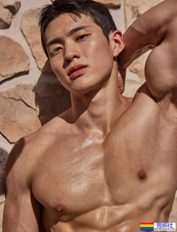 韩国肌肉网红户外洗澡 - 51虹马