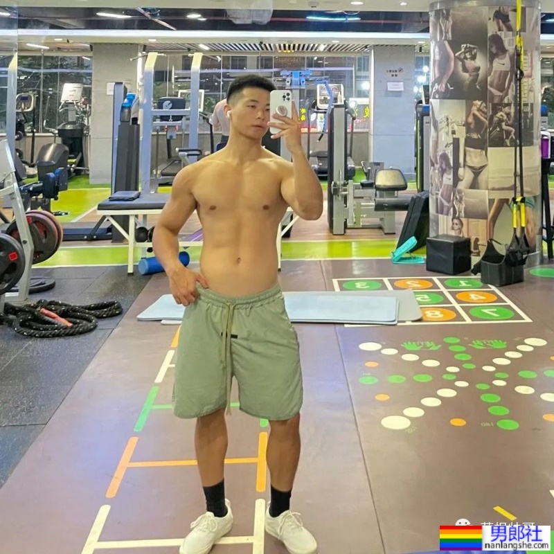 上海17+的肌肉男更衣室自拍，这实力绝了 - 51虹马