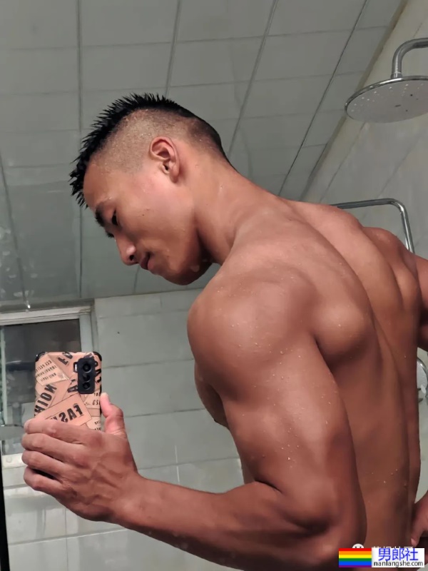 21岁河南直男退伍兵哥哥，肌肉身材超硬的！ - 51虹马
