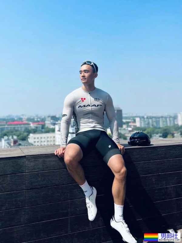 北京肌肉小哥撑开紧身骑行服，露出大胸肌还有茂盛的胸毛！ - 51虹马