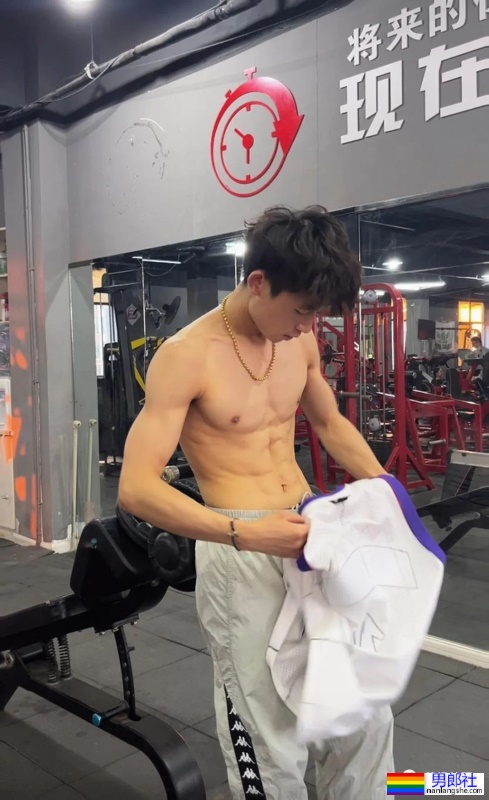 宿舍里有个肌肉身材的篮球体育生，他还不爱穿衣服 - 51虹马