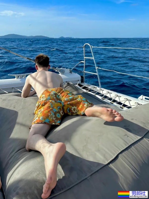 奶白奶白的腹肌小帅哥 - 51虹马