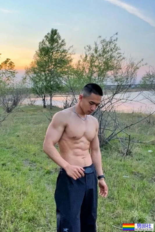 肌肉爷们在野外露营，来自黑龙江，这身材荷尔蒙太浓了！ ​​​ - 51虹马