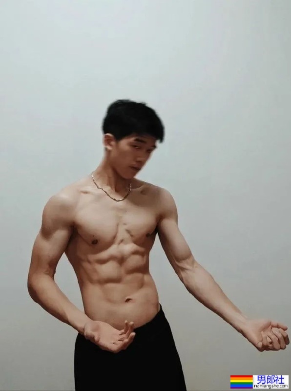 肌肉练到青筋暴起，南昌工程学院20岁的男大学生！  - 51虹马