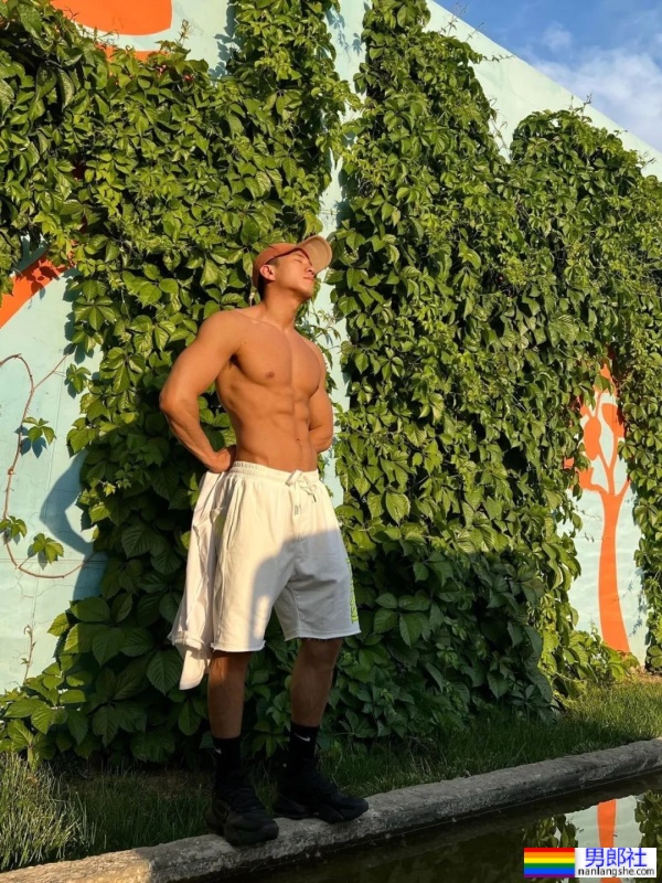 黑皮肌肉男脱衣服了，尖叫吧！ - 51虹马