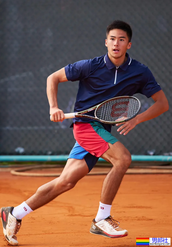 网球小将张凌豪越来越成熟，打球露内裤边与腹肌 - 51虹马