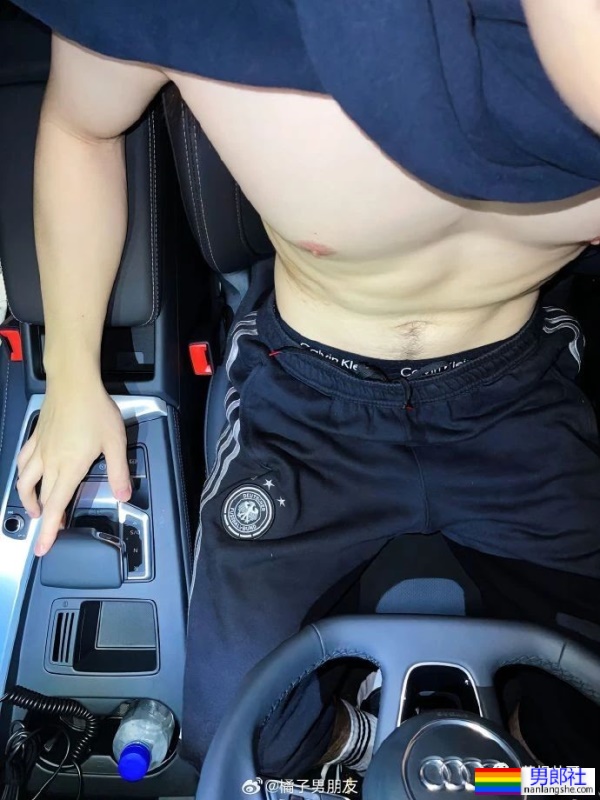 偶遇年轻司机小哥,撩衣秀粉嫩胸肌 - 51虹马 偶遇年轻司机小哥,撩衣秀粉嫩胸肌 - 51虹马