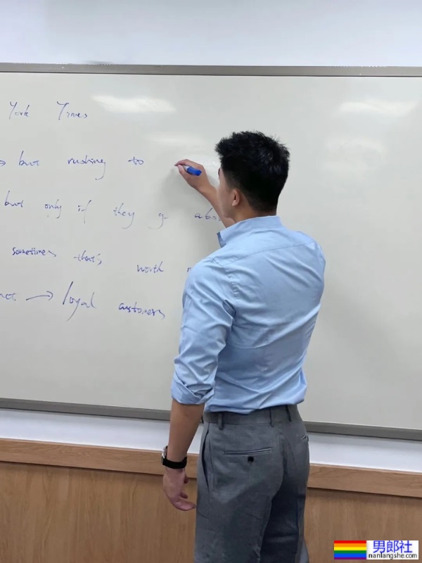 爱穿正装的英语老师有多帅？竟是大胸山东汉子！ - 51虹马