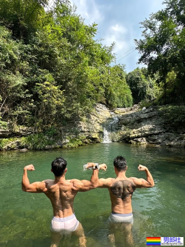23岁重庆机车猛男，穿内裤野泳，湿透只能打码了！ - 51虹马