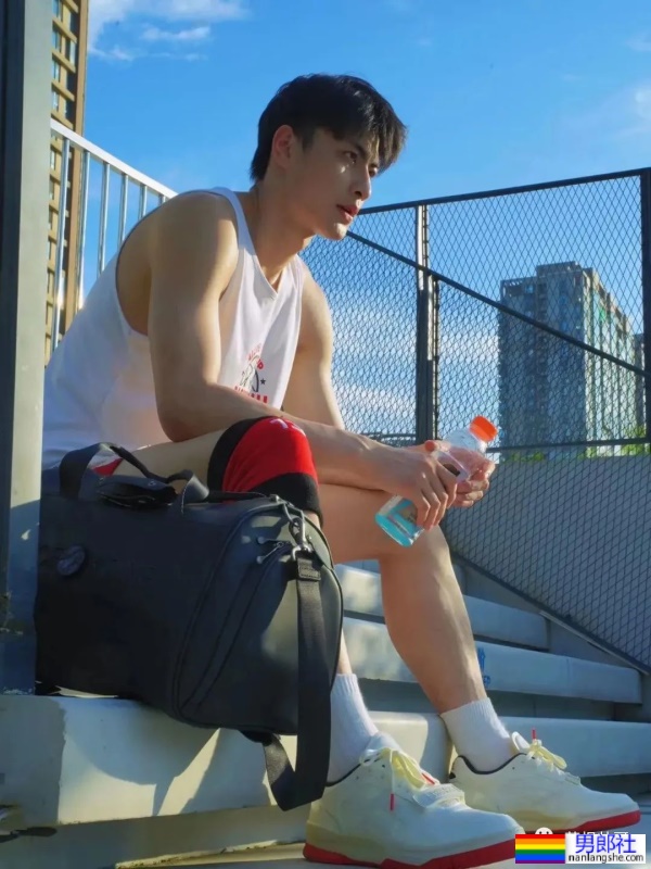 穿红短裤的篮球帅哥 - 51虹马