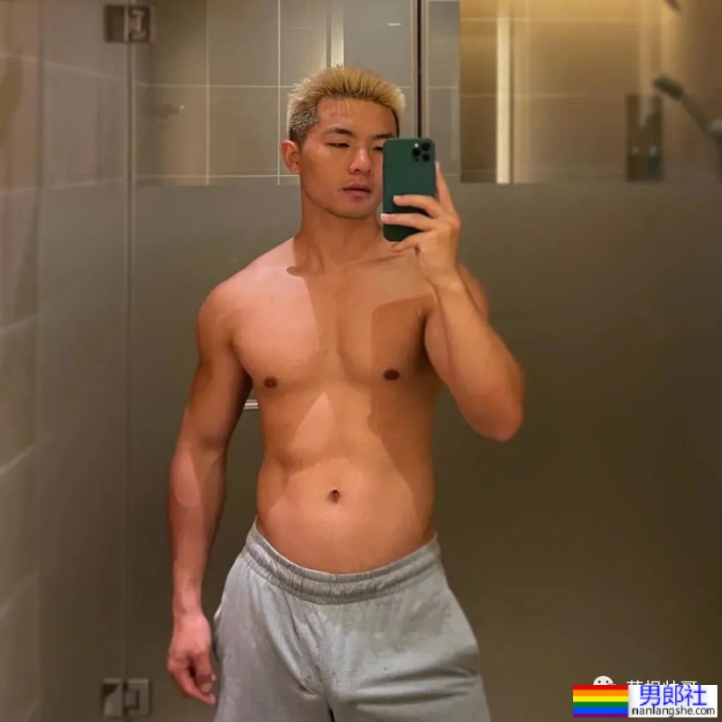 上海17+的肌肉男更衣室自拍，这实力绝了 - 51虹马