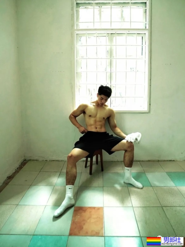 00后体育生也太帅，白袜泳裤浴巾每个元素都拿捏了！ - 51虹马