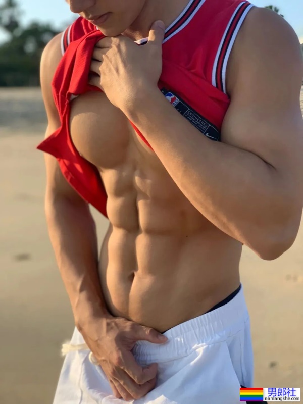 厦门不穿衣服的“肌肉司机”，22岁183CM私教腹肌有多硬？ - 51虹马