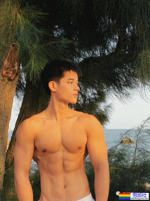 厦门不穿衣服的“肌肉司机”，22岁183CM私教腹肌有多硬？ - 51虹马