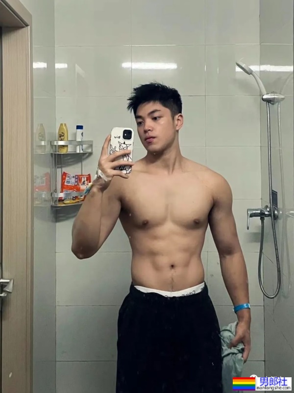 00后体育生也太帅，白袜泳裤浴巾每个元素都拿捏了！ - 51虹马