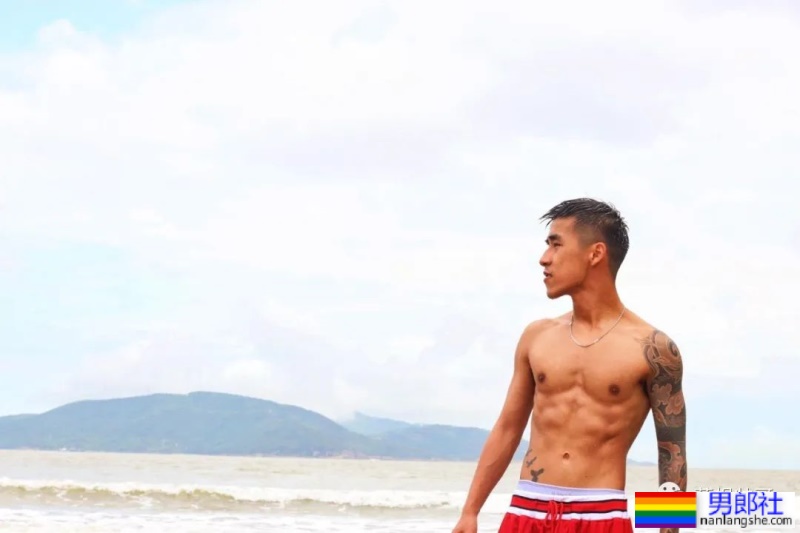 花臂机车小哥穿上灰裤子，太好看了 - 51虹马