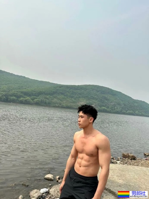 黑龙江的健身教练穿上灰裤子，东北爷们就是这么牛！ - 51虹马