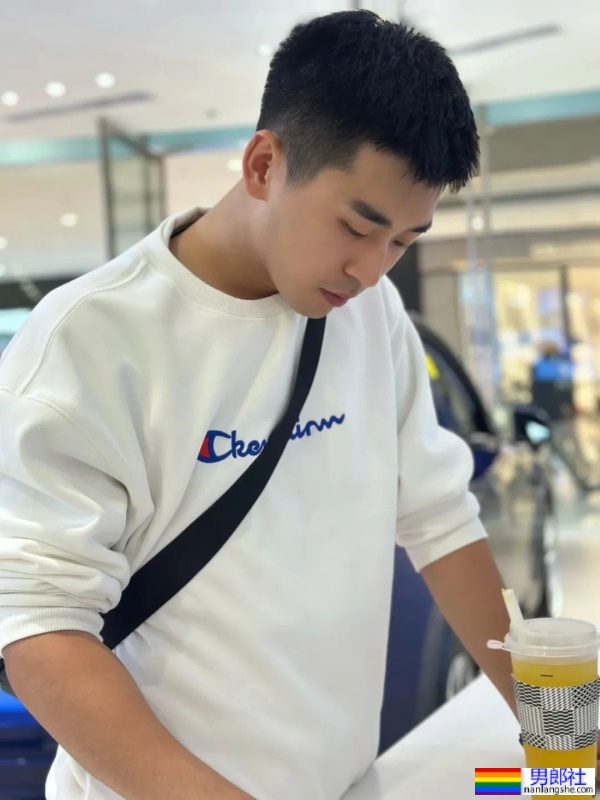 南航空少，穿病号服都觉得太帅了 - 51虹马