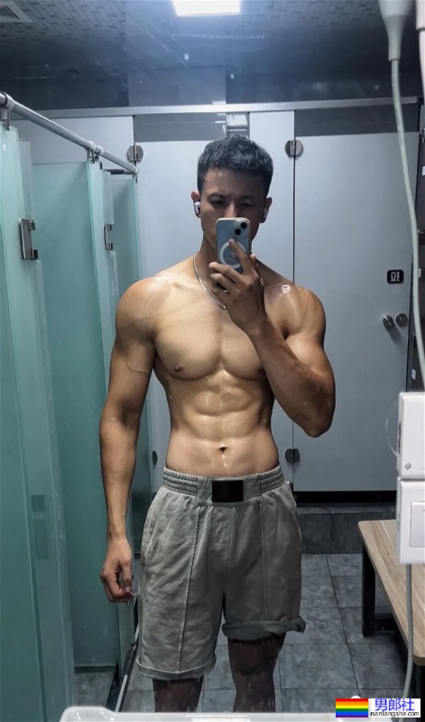 穿灰裤子的成都健身私教，看完想报他的课 - 51虹马