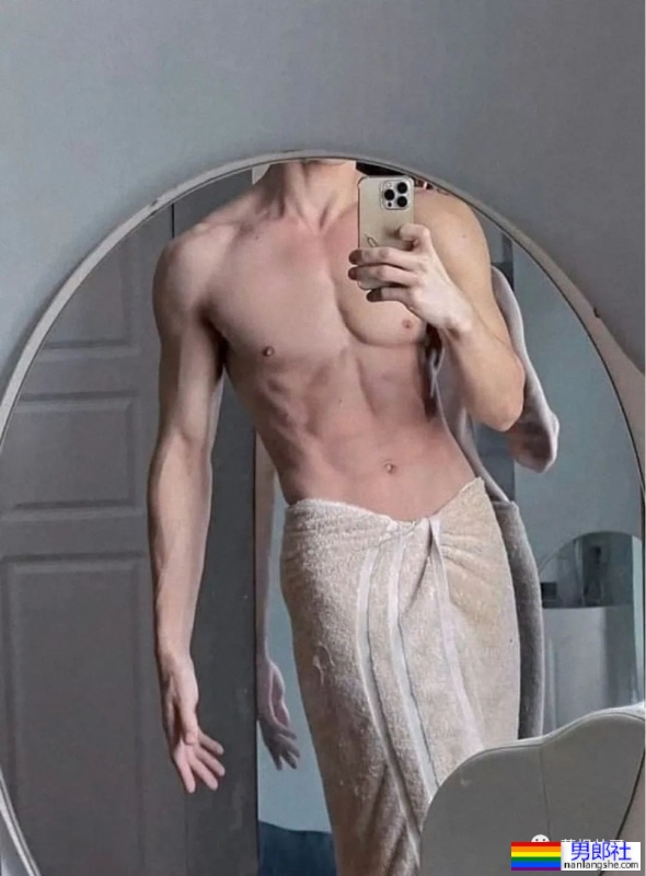 只围着浴巾的精壮男人玩自拍！ - 51虹马