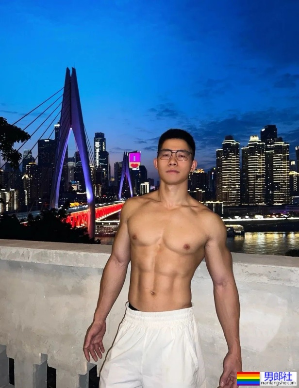 来自重庆的翘臀筋肉男，拍写真也太敢了吧！ - 51虹马